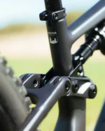 MEGAMO REASON AL 07 BLACK Avinox M2S 2027 - Imagen 3