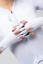 Detalle de los guantes Gobik Kinetic White