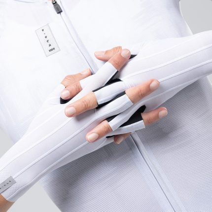 Detalle de los guantes Gobik Kinetic White