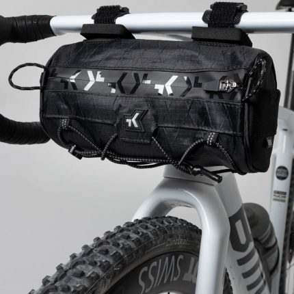 Detalle de la bolsa de manillar Gobik Wander True Black