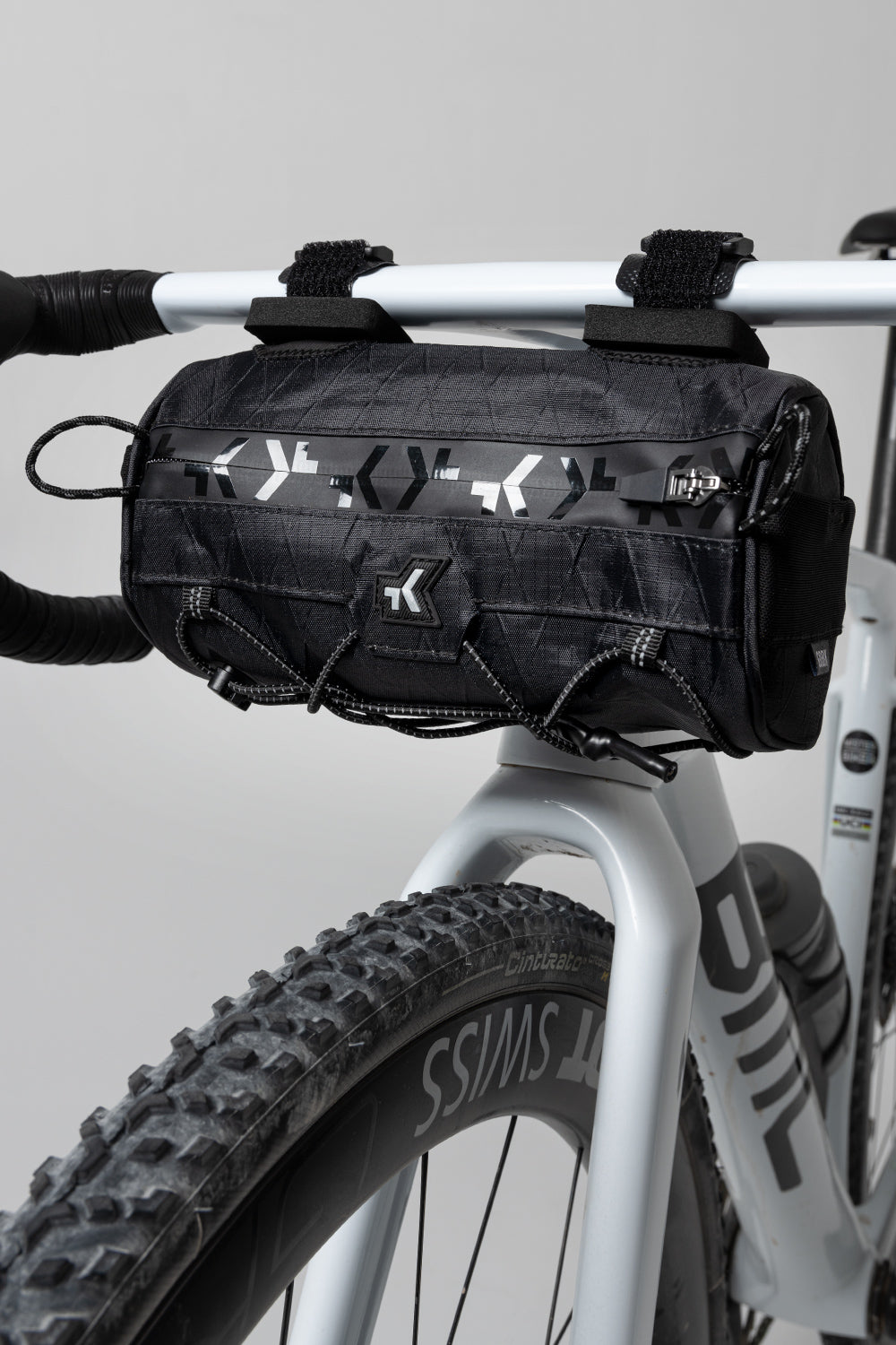 Gobik Wander True Black bolsa de manillar en detalle