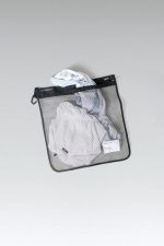 Detalle de la bolsa de lavado Gobik Hex True Black