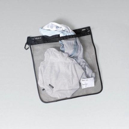 Detalle de la bolsa de lavado Gobik Hex True Black