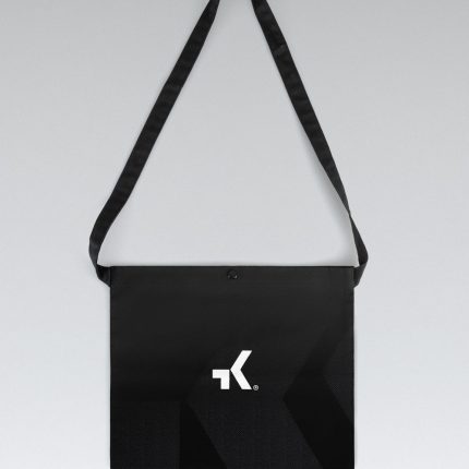 Detalle de la musette de ciclismo Gobik musette Emblem Black