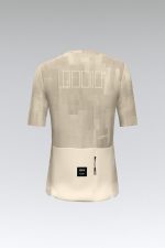 Detalle de la camiseta técnica de MTB Gobik Volt Silk mujer