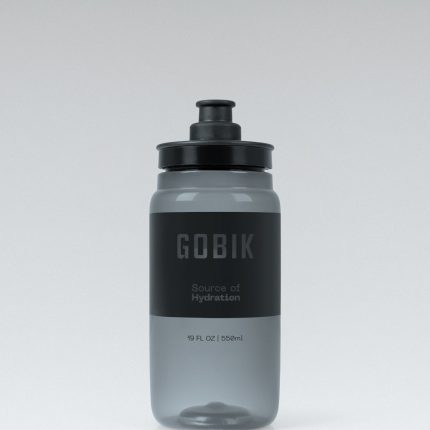 Detalle del bidón de ciclismo Gobik Fly Smoked 550 ml
