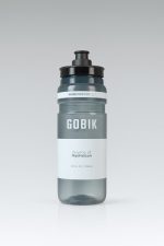 Detalle del bidón de ciclismo Gobik Fly Smoked 750 ml